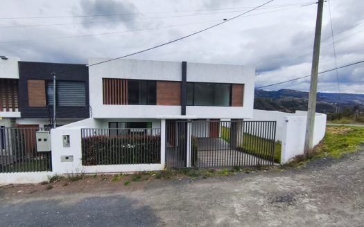 CASA DE LUJO POR ESTRENAR CHUQUIPATA